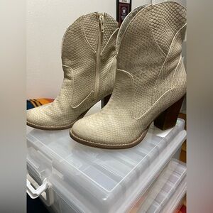 Not Rated booties 7.5